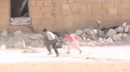 Be trai Syria gia chet giua lan dan de cuu nguoi hinh anh