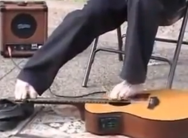 Nghe si duong pho khong tay choi dan bang chan hinh anh