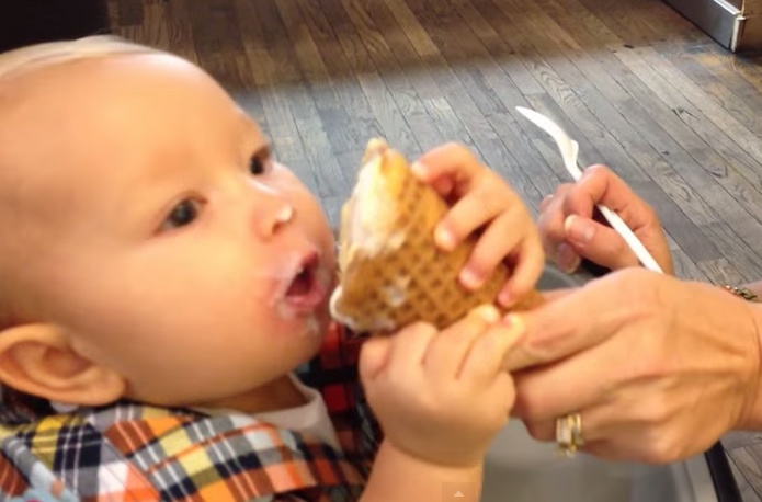 Phan ung ngo nghinh cua tre khi an kem lan dau hinh anh