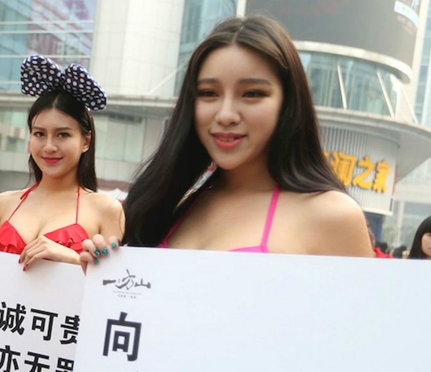 Nam khoe co bap, nu mac ao cuoi trong Ngay Doc than hinh anh