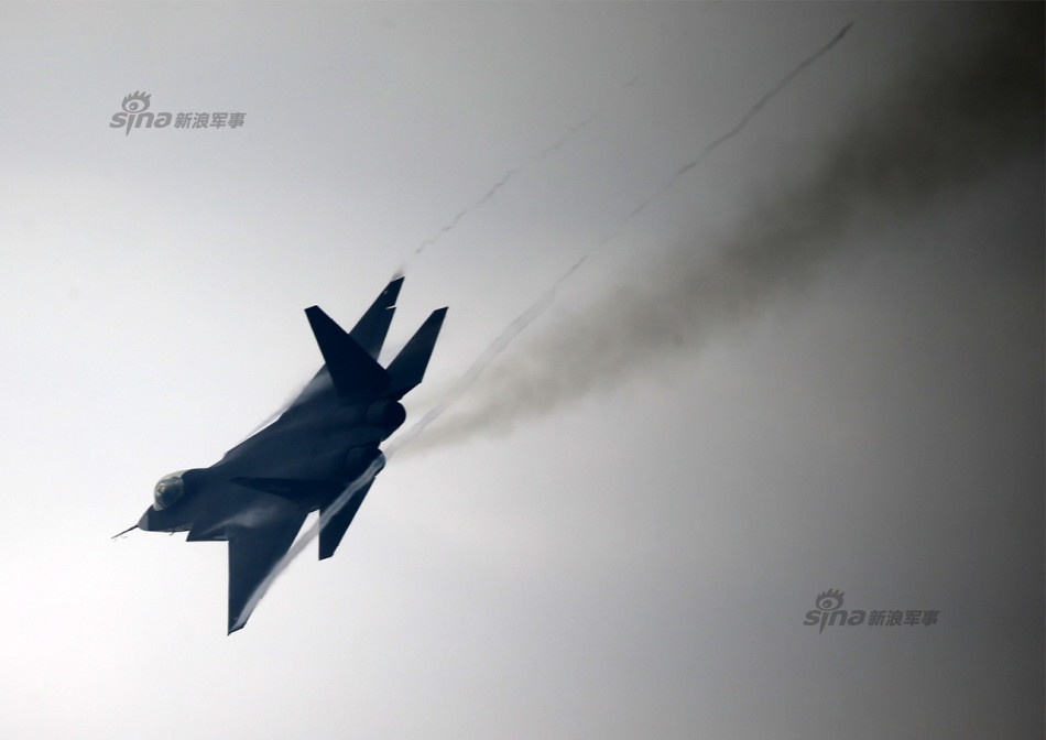 Tiem kich Trung Quoc bay voi dong co khoi den ngum hinh anh