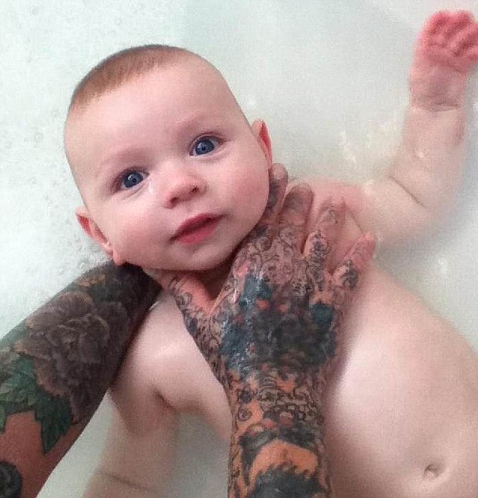 Dylan Micallef, 8 tháng tuổi, rơi vào tình trạng hấp hối sau khi nằm cạnh xác mẹ trong 5 ngày. Ảnh: Daily Mail