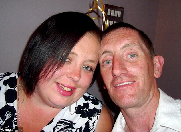 Cô Lisa Taylor chụp ảnh cùng một người bạn. Ảnh: Daily Mail