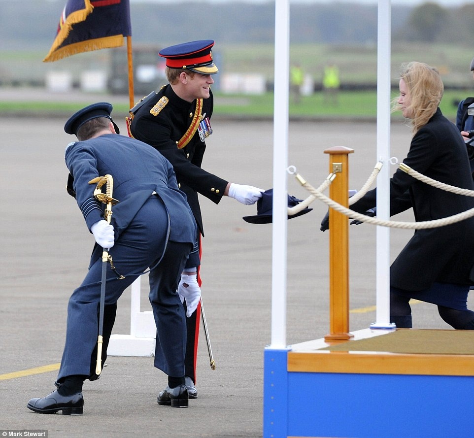 Hoang tu Anh nhat mu cho quy co khi tham can cu quan su hinh anh