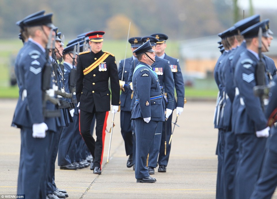 Vị hoàng tử tiếp tục thị sát trong căn cứ không quân.