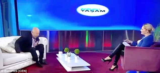 Bac si dau tim hai lan trong chuong trinh truyen hinh hinh anh