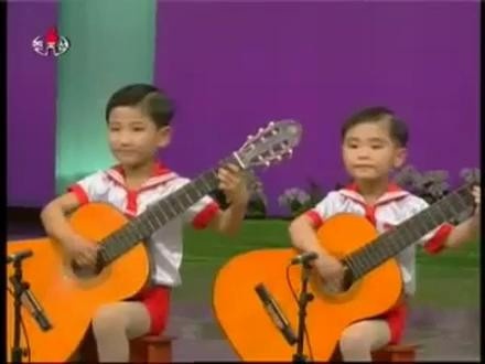 Man dong dien guitar xuat sac cua thieu nhi Trieu Tien hinh anh