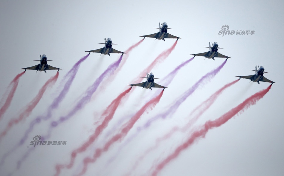 Nhung man nhao lon dep mat tai China Airshow 2014 hinh anh