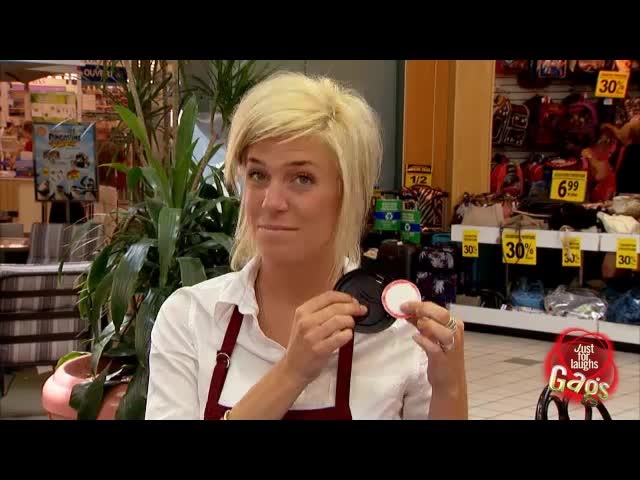 Tro dua tai quai cua nhan vien ban cafe hinh anh