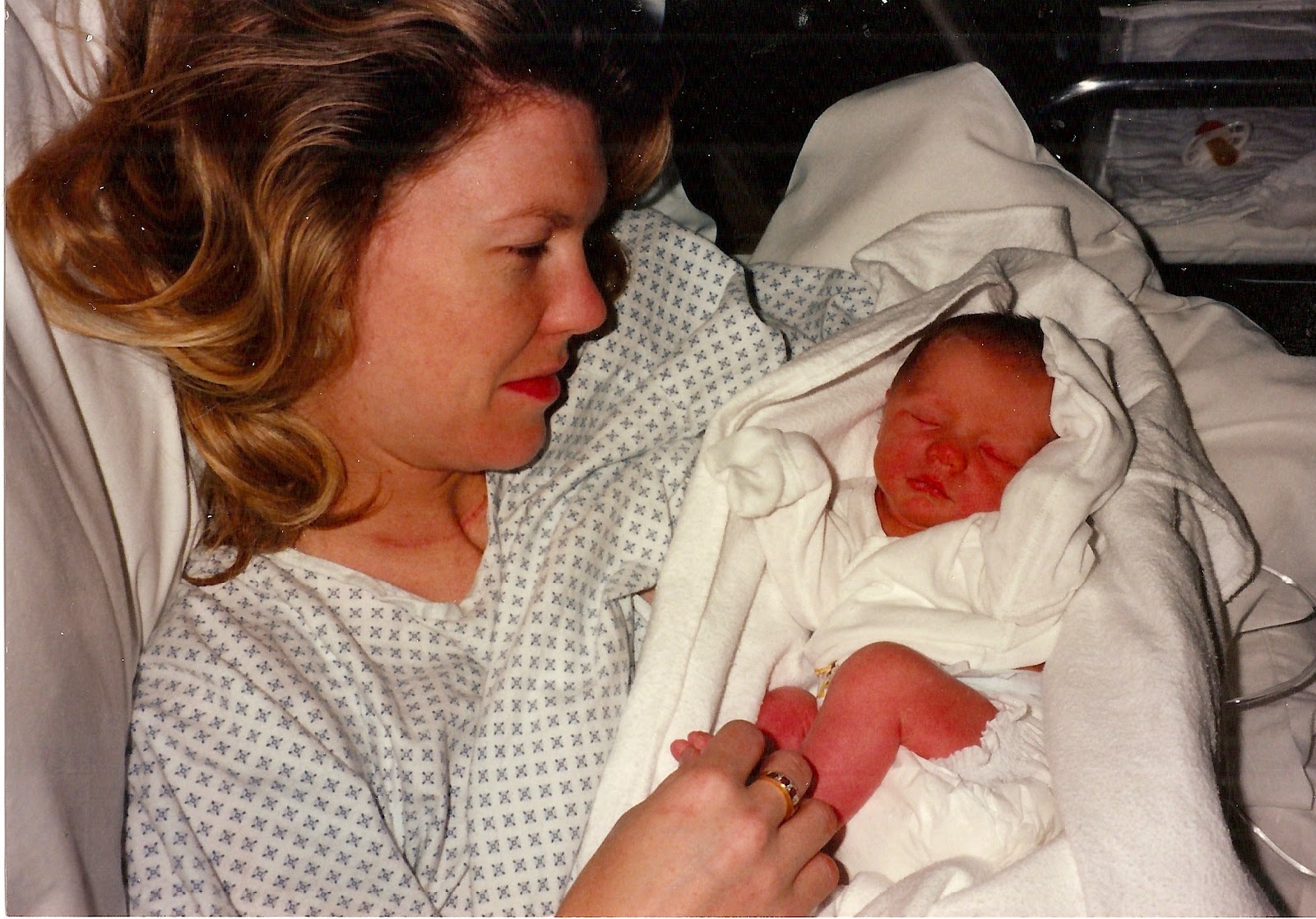 Me va con gai sinh cung ngay, trong cung benh vien hinh anh