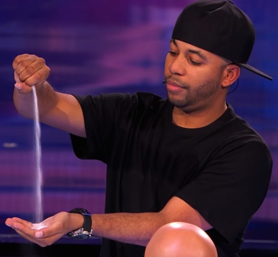 Ao thuat gia muon tay cua giam khao Got Talent de bieu dien hinh anh