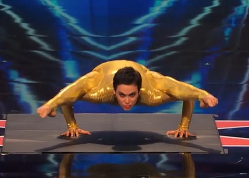 Nguoi phu nu dat chan len vai, xoay mat 180 do hinh anh