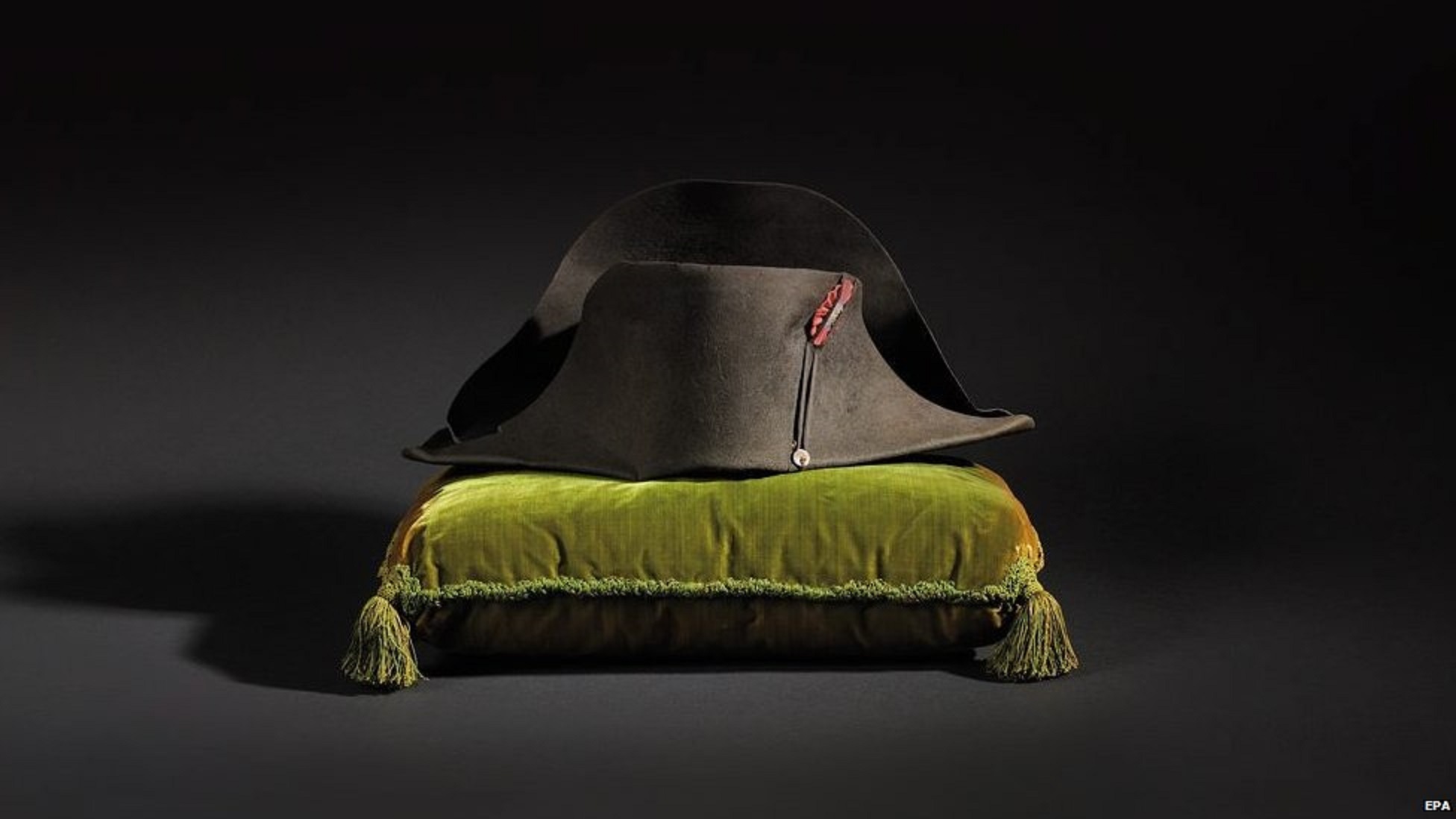 Hoang gia Monaco ban dau gia hien vat cua Napoleon hinh anh