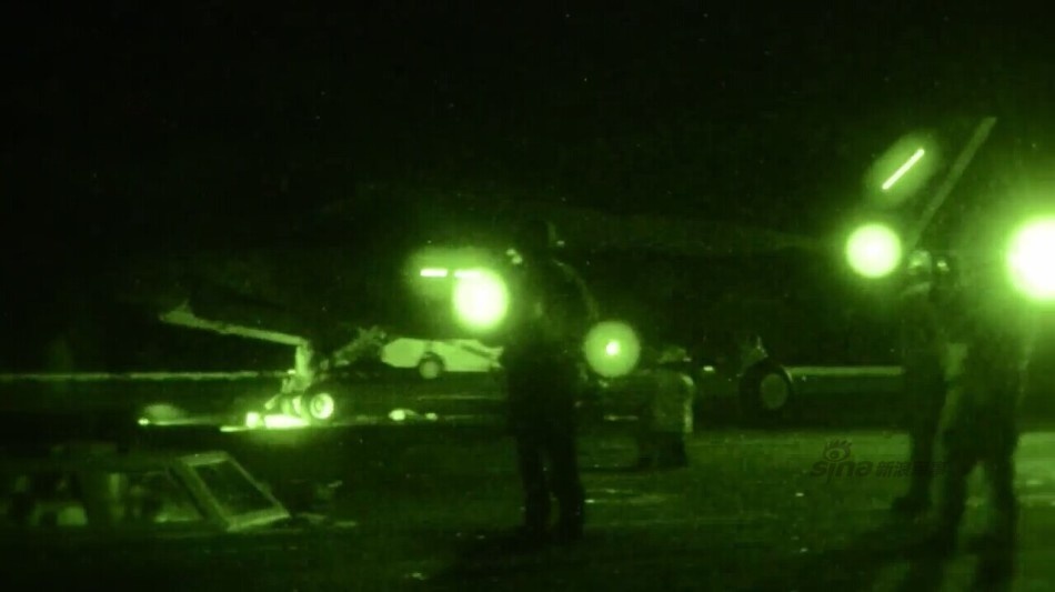 F-35C cat canh vao ban dem hinh anh