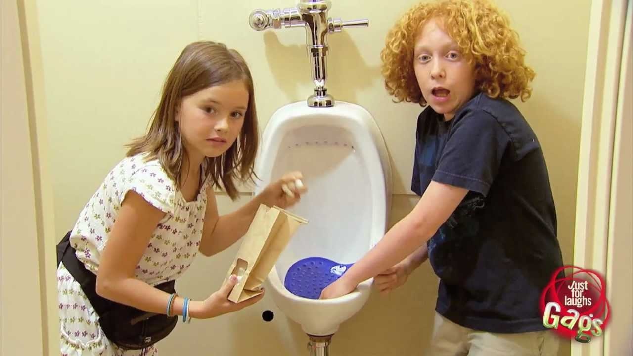 Khach hang hot khoang vi an vien khu mui trong nha ve sinh hinh anh