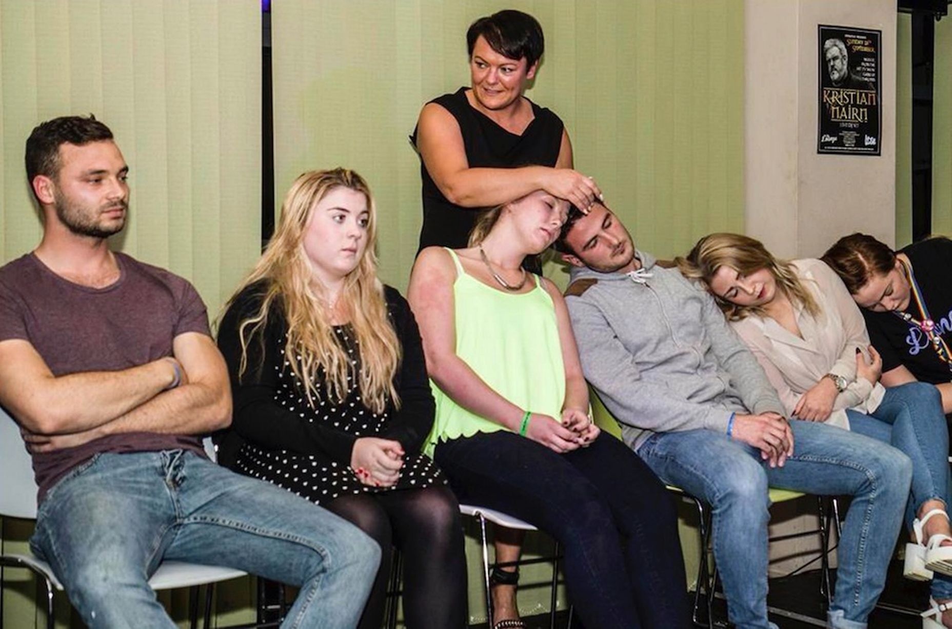 Krystyna và Princess biểu diễn khả năng thôi miên đối với các tân sinh viên tại một trường đại học ở Anh.