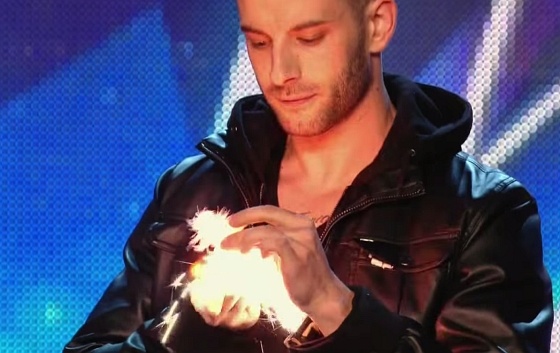 Chang trai bien lua thanh bo cau, bien bo cau thanh co gai hinh anh