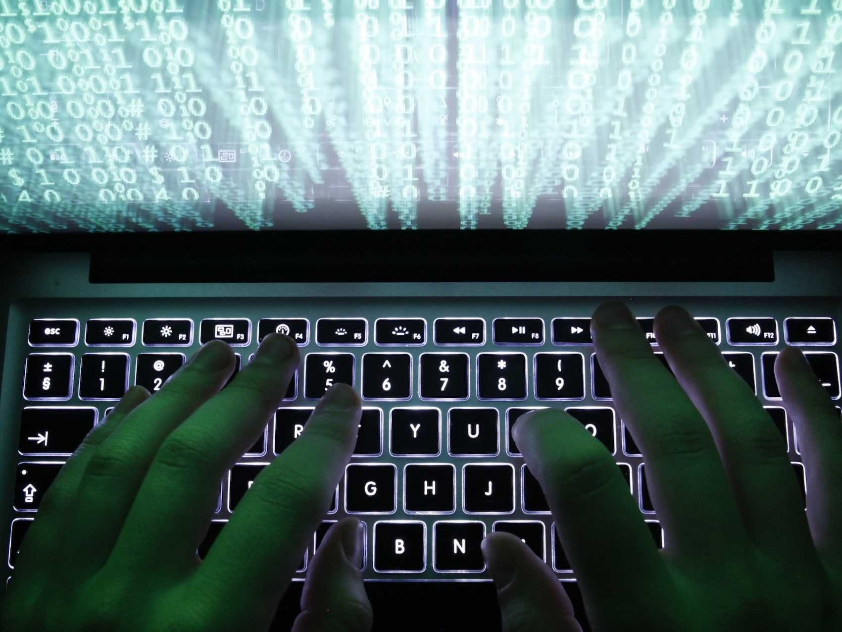 So gian diep Nga, Anh cam binh si dung dien thoai hinh anh