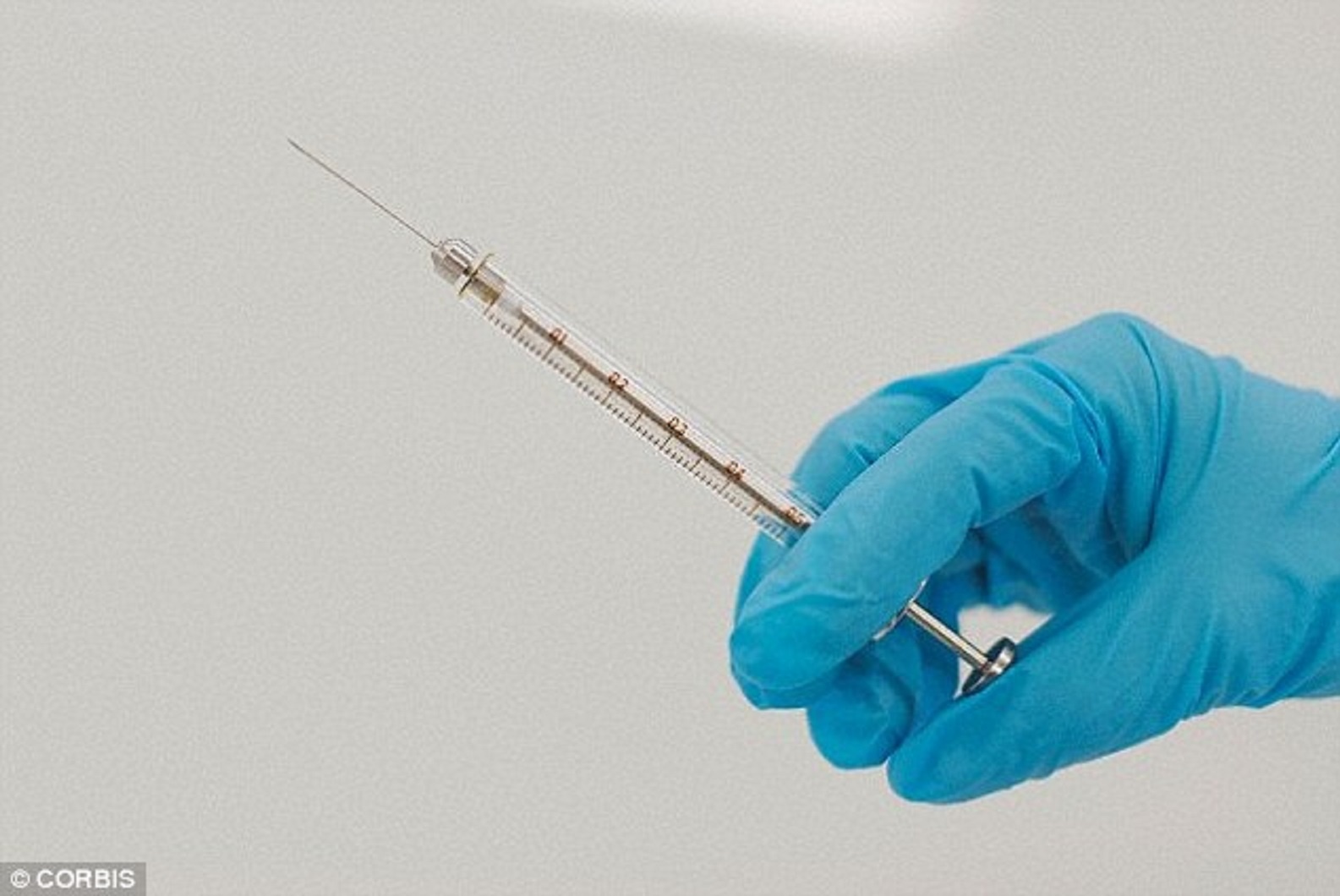 Tiêm Botox là một biện pháp nguy hiểm vì nó làm tê liệt dây thanh quản dẫn đến các bệnh nhiễm trùng ngực và mất giọng vĩnh viễn. Ảnh: Corbis