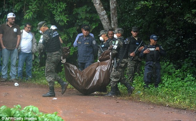 Binh sĩ khiêng thi thể Maria và Sofia từ một hố gần sông Aguagua