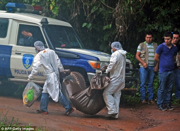 Nhân viên pháp y khiêng thi thể của Sofia.