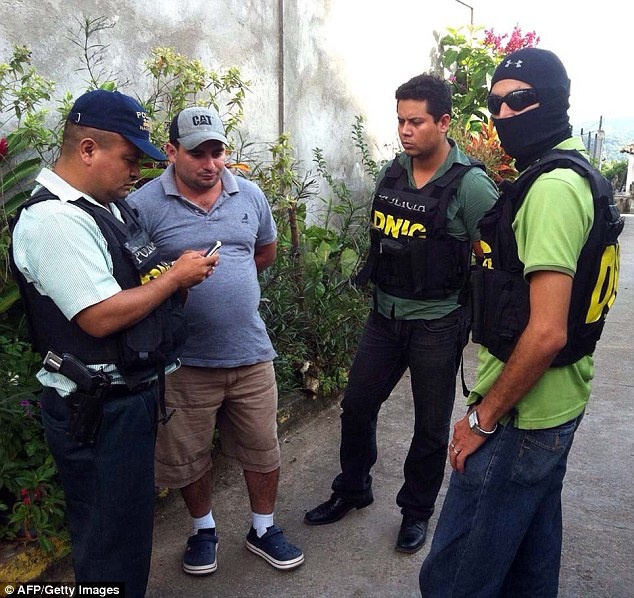 Nhóm cảnh sát bắt Ruiz. Hắn nhận tội hôm 17/11 và dẫn cảnh sát tới nơi hắn giấu xác hai nạn nhân.