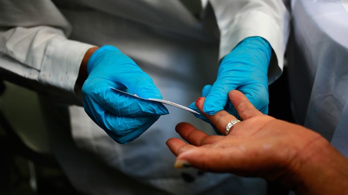 Mau benh nhan Ebola tro thanh muc tieu cua bon cuop hinh anh