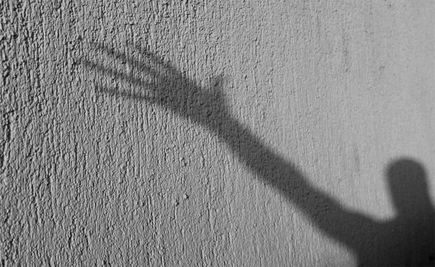 Chủ mới của căn hộ tìm thấy xác một bé gái sau bức tường.