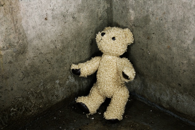 Pháp y căn cứ vào trứng ruồi trong hộp sọ nạn nhân để xác định thời điểm hung thủ gây án.