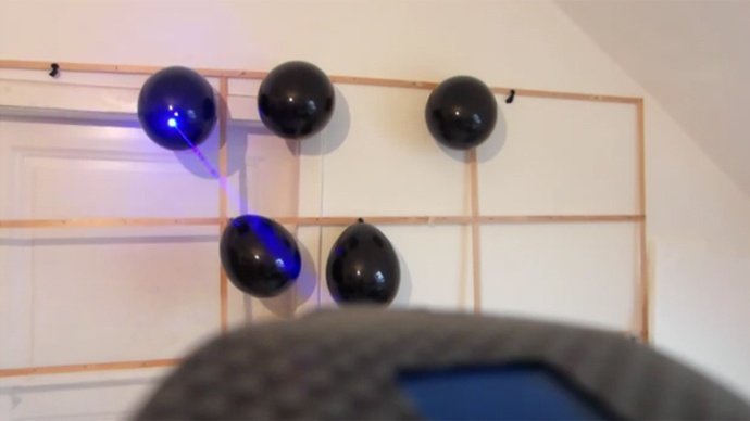 Dong ho laser ban nat bong bay, dot chay diem trong tich tac hinh anh