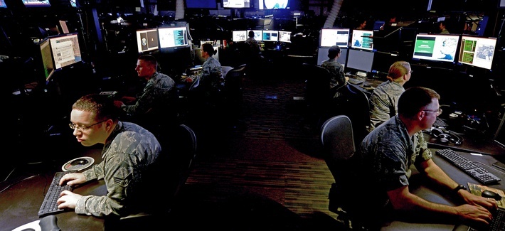 Ben trong trung tam tinh bao khong quan tuyet mat cua My hinh anh