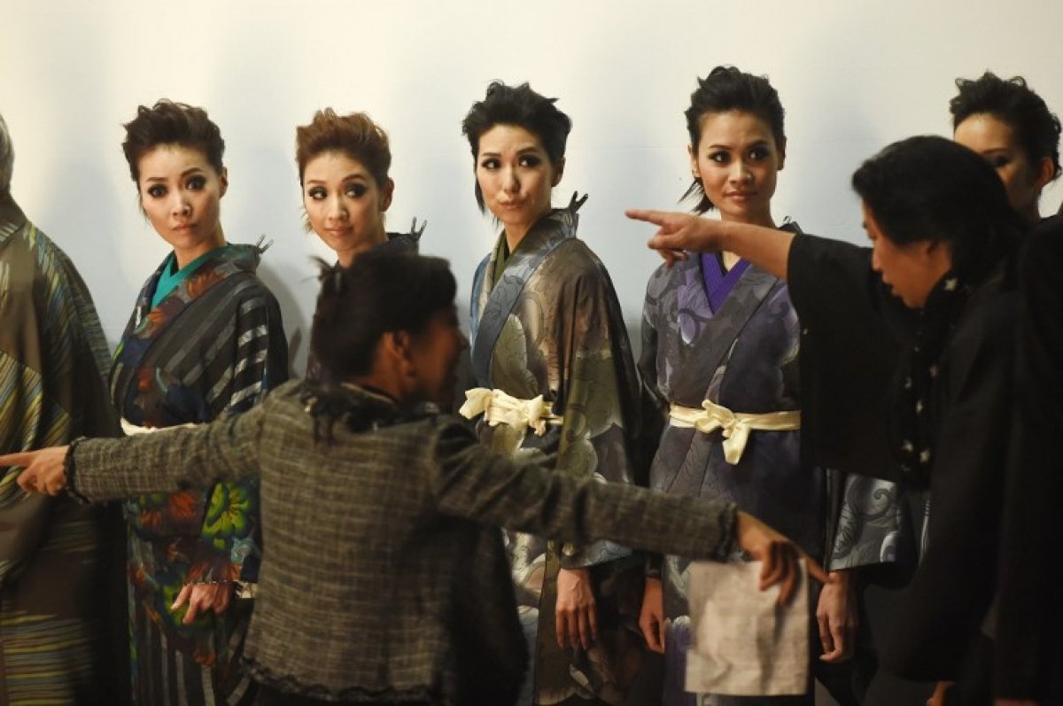 Các người mẫu chuẩn bị trước khi lên sân khấu.