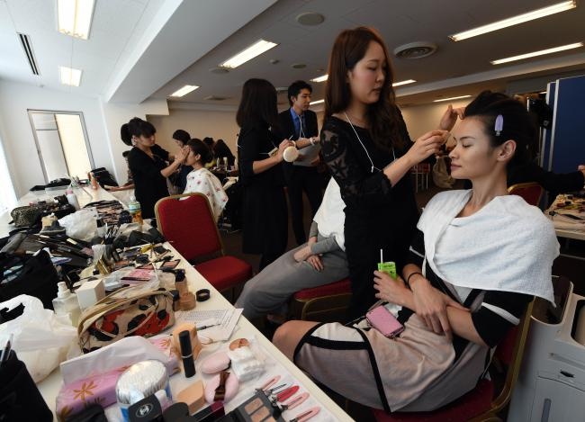 Rei Hamada đang trang điểm chuẩn bị cho chương trình biểu diễn Kimono.