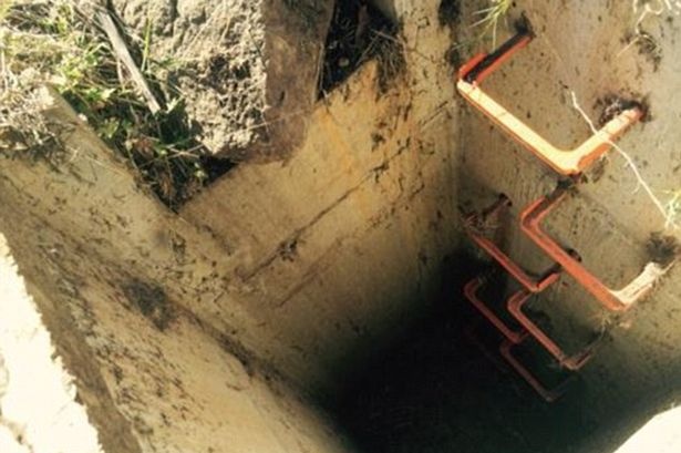 Cống có độ sâu khoảng 2,7 m. Ảnh: Mirror