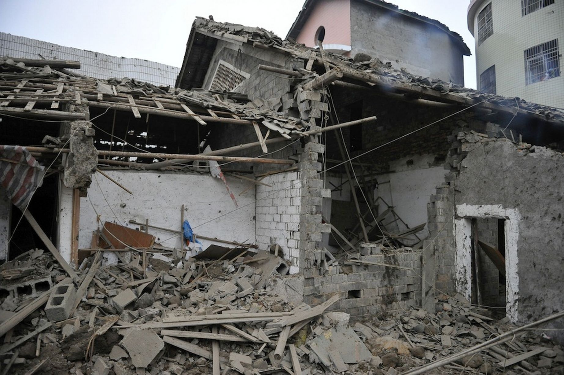 Toa nha sap, 15 nguoi bi thuong vi be chua phan no tung hinh anh