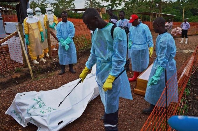 Nhan vien y te vut xac nan nhan Ebola ra duong de doi luong hinh anh