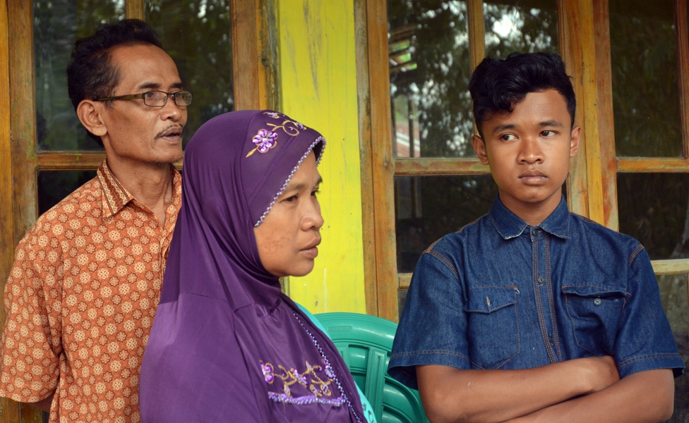Cha, mẹ và em trai của cô Sumarti Ningsih