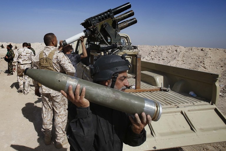 Các chiến binh nhanh chóng nạp đạn cho loạt bắn tiếp theo