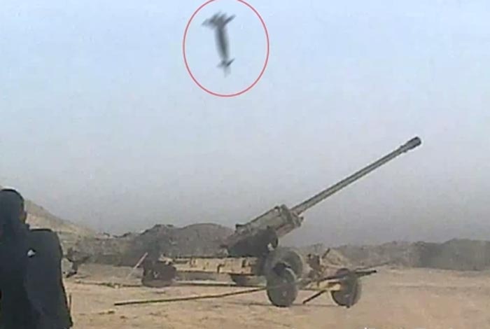 Bom thong minh danh trung mot khau phao cua IS hinh anh