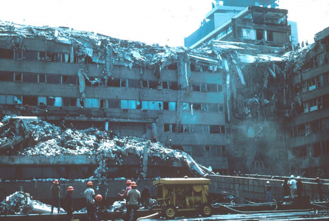 Trận động đất kinh hoàng ở Mexico khiến nhiều đứa trẻ lâm vào cảnh mồ côi dù các em may mắn sống sót. Ảnh: History