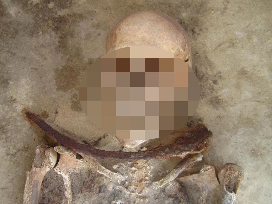 Giai ma bi an cua nhung hai cot co liem, da tren co hinh anh