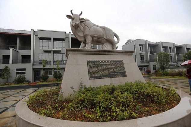 Hiện nay 72 hộ gia đình trong làng đang sống trong những căn hộ sang trọng.