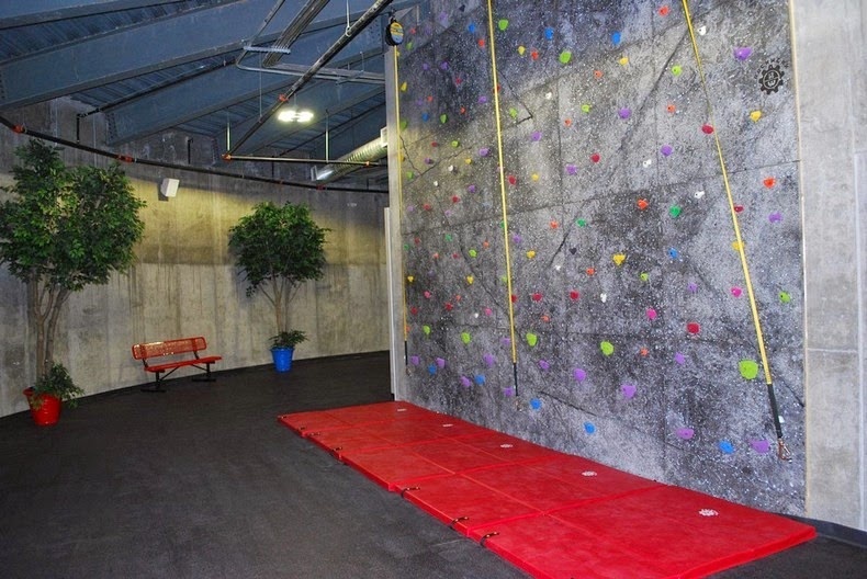 Khu tập leo tường và phòng thể dục.