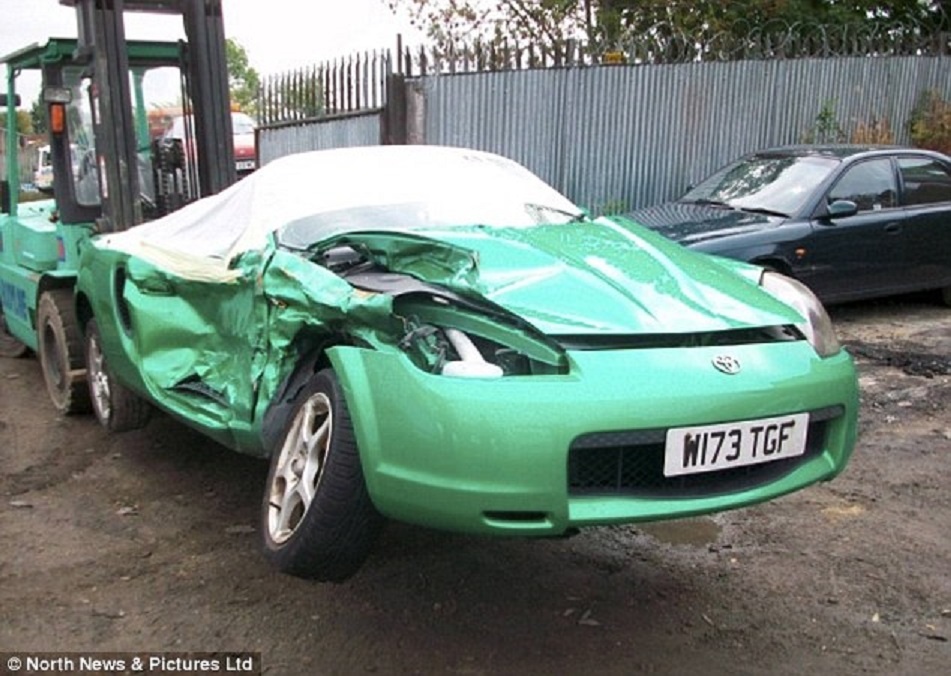 Tháng 9/2010, cựu người mẫu 40 tuổi Candace Emptage mất kiểm soát gặp tai nạn khi đang lái xe ở thị trấn Gateshead, hạt Tyne và Wear, Anh, cách nhà cô ở hạt Durham không xa.