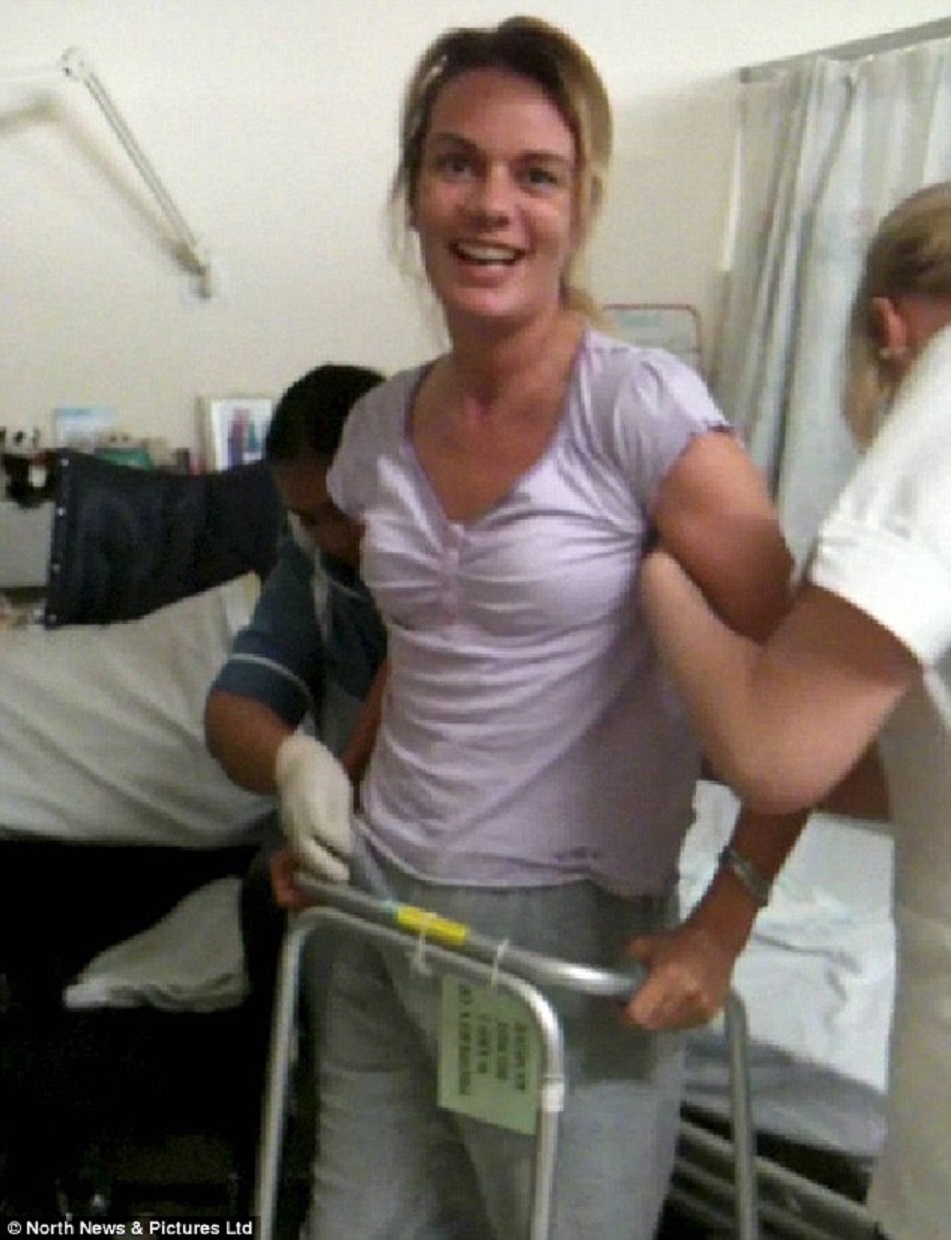 Các nhân viên cứu hỏa mất một giờ để lôi Emptage ra khỏi đống đổ nát và đưa cô đến bệnh viện. 