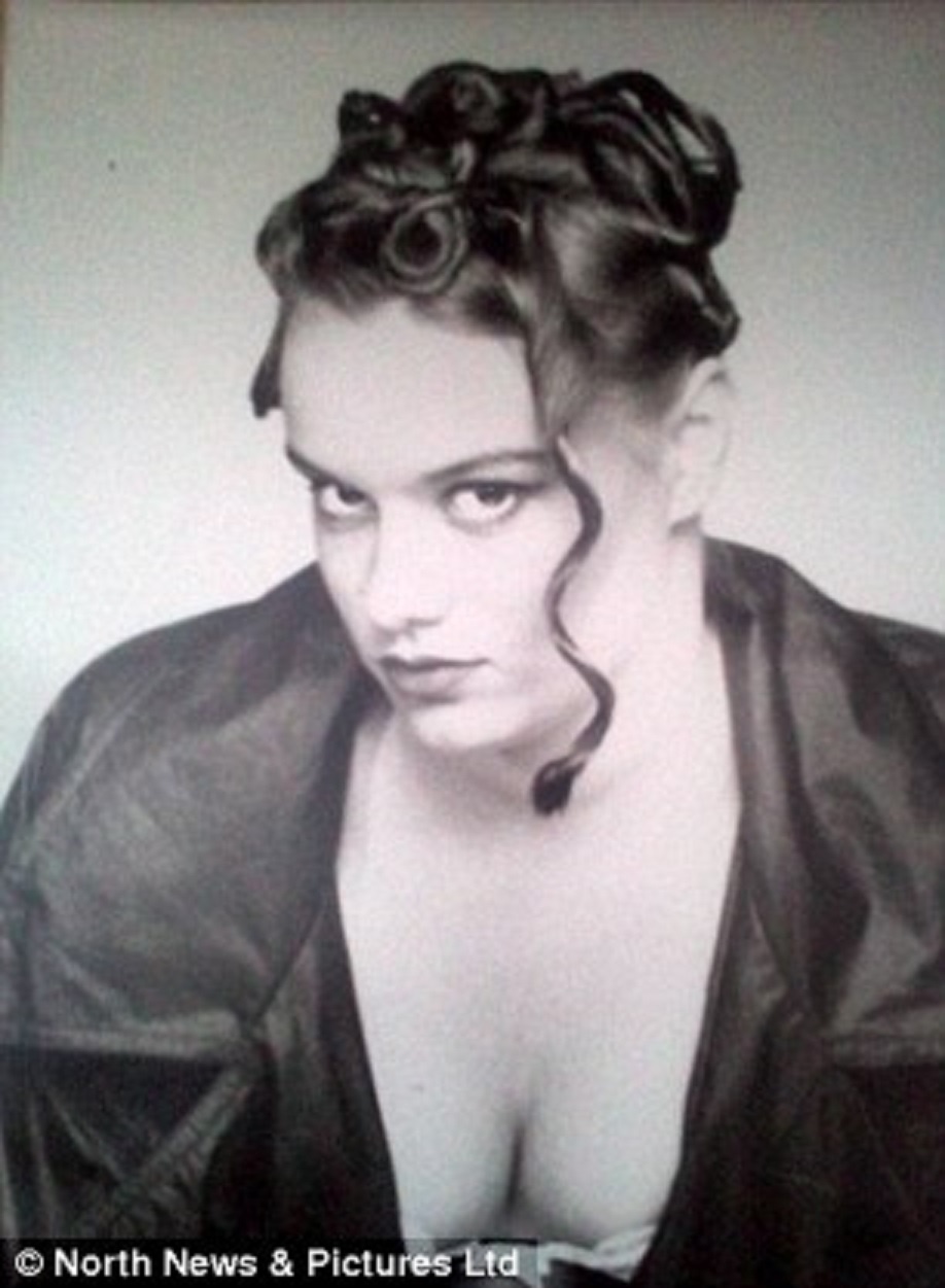 Khi tỉnh lại, cựu người mẫu mất trí nhớ, nghĩ hiện tại là những năm 1990 cô mới chỉ 22 tuổi và nhóm nhạc Spice Girls vẫn dẫn đầu bảng xếp hạng âm nhạc ở Anh. Cô không nhận ra con gái 14 tuổi Maddie.