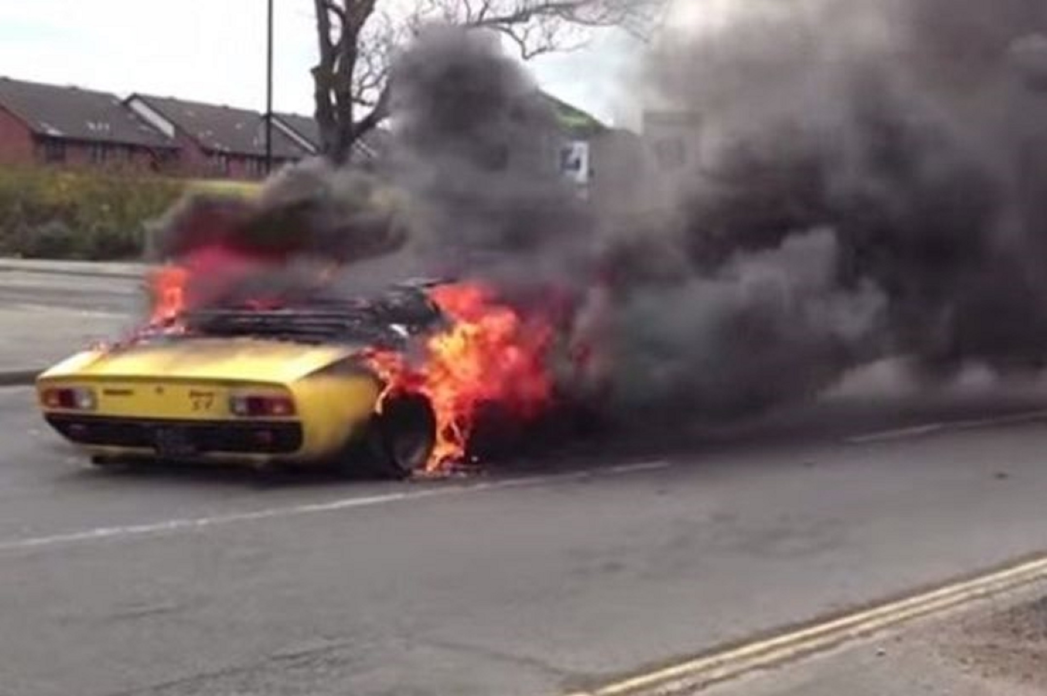 Xe Lamborghini chay giua duong, con trai ty phu thoat chet hinh anh