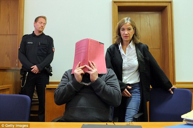 Duc chan dong boi nghi an y ta giet hon 150 benh nhan hinh anh