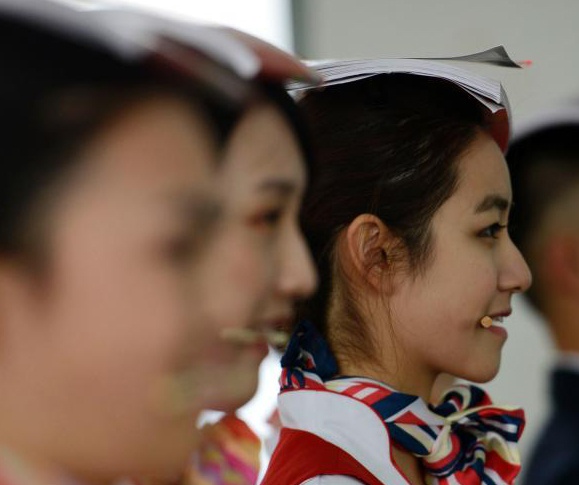 Gai dep ngam dua, dat sach len dau de hoc lam quy co hinh anh