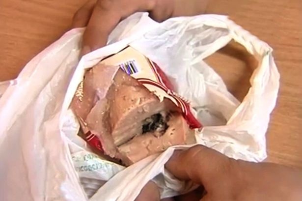 Khach hang gam phai xac chuot trong xuc xich hinh anh